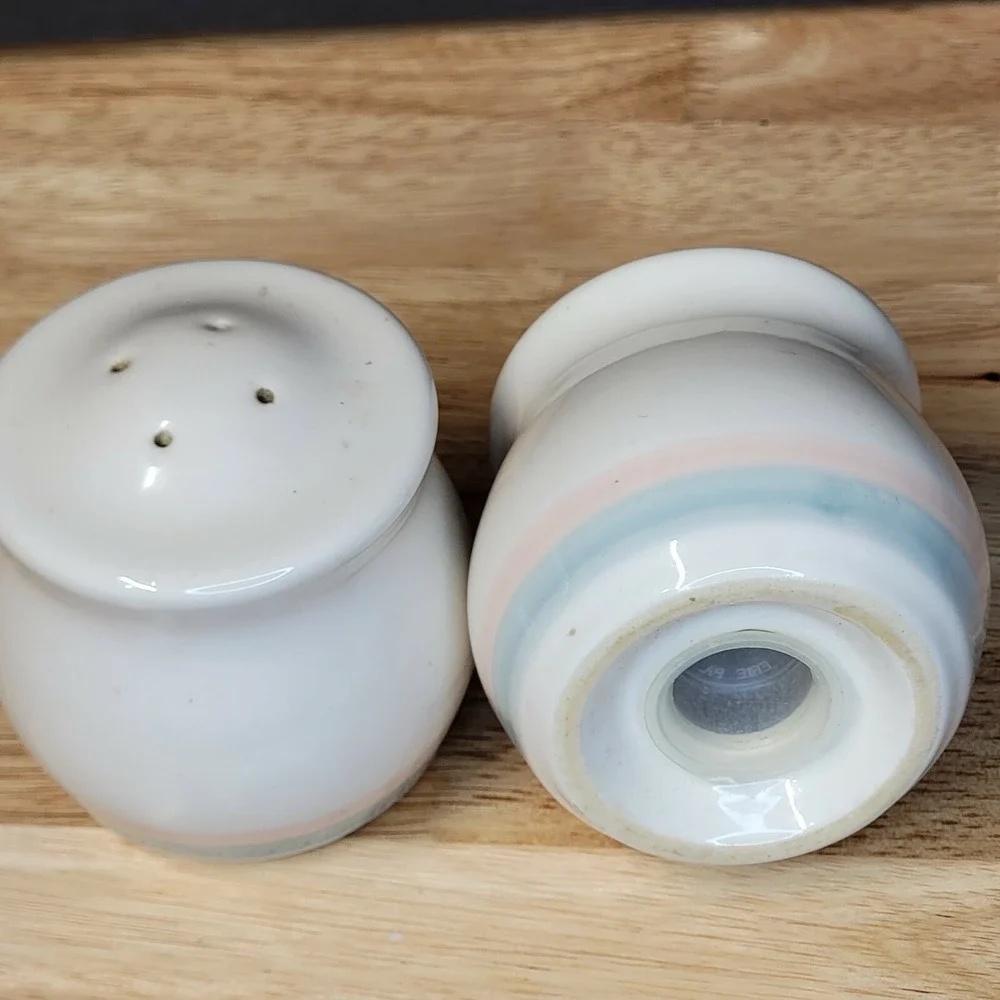 VTG Pfaltzgraff Sunrise Good Quality‎ Stoneware Salt And Pepper Shaker Set